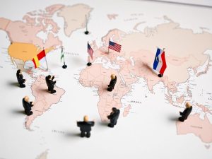 Hărți, drapele naționale și miniaturi de figuri politice.